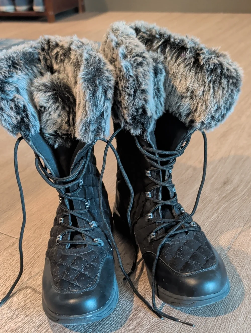 Women’s Black Quilted Winter Snow Boots with Faux Fur Collar 8.5